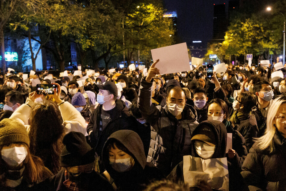 Demonstranter protesterte mot koronarestriksjoner i Beijing søndag. Demonstranter protesterte mot koronarestriksjoner i Beijing søndag.