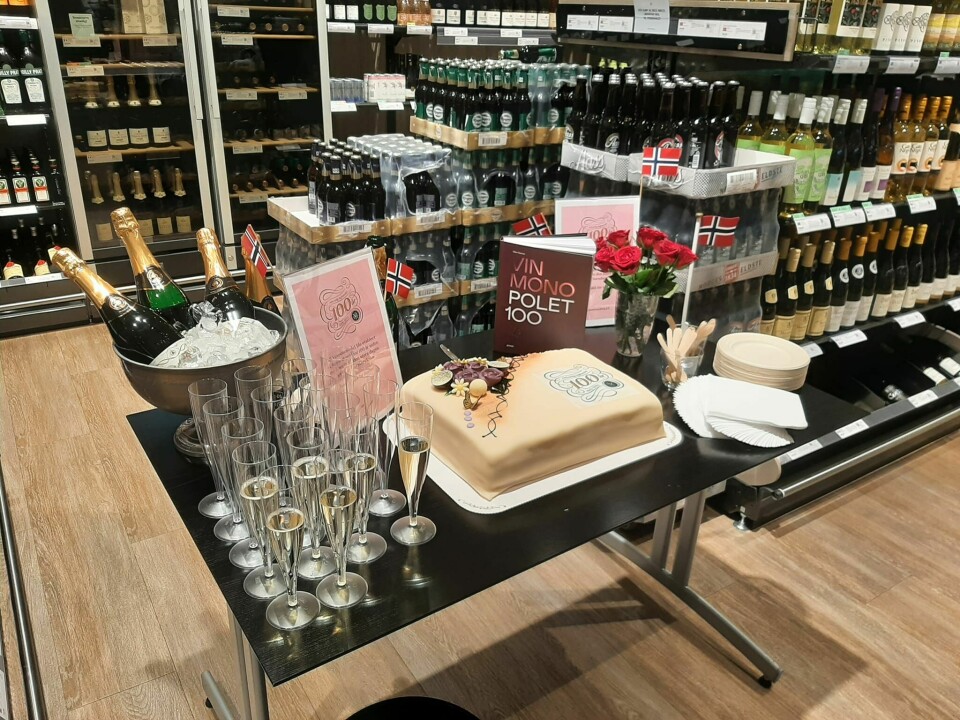 Vinmonopolet feirer med kake og alkoholfrie bobler. Vinmonopolet feirer med kake og alkoholfrie bobler.