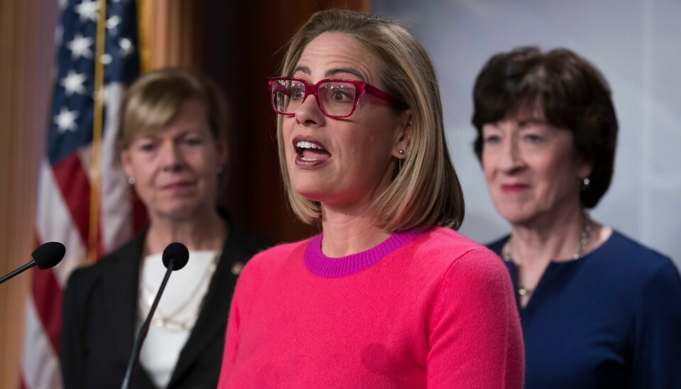 Tre kvinnelige senatorer som er blant dem som sto bak loven om likekjønnet ekteskap, fra venstre demokratene Tammy Baldwin og Kyrsten Sinema og republikanske Susan Collins, snakker til pressen etter at loven er vedtatt. Tre kvinnelige senatorer som er blant dem som sto bak loven om likekjønnet ekteskap, fra venstre demokratene Tammy Baldwin og Kyrsten Sinema og republikanske Susan Collins, snakker til pressen etter at loven er vedtatt. Foto: J. Scott Applewhite / AP / NTB