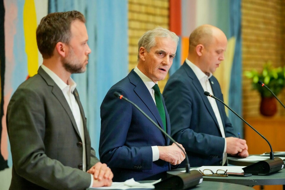 Stopper skatteflyktningene: Statsminister Jonas Gahr Støre (Ap - midten), Trygve Slagsvold Vedum (Sp - t.h.) og Audun Lysbakken (SV). Oslo 20221129. Statsminister Jonas Gahr Støre fra Arbeiderpartiet, Trygve Slagsvold Vedum fra Senterpartiet og Audun Lysbakken fra SV på pressekonferanse i vandrehallen på Stortinget om stadsbudsjettet 2023.Foto: Beate Oma Dahle / NTB