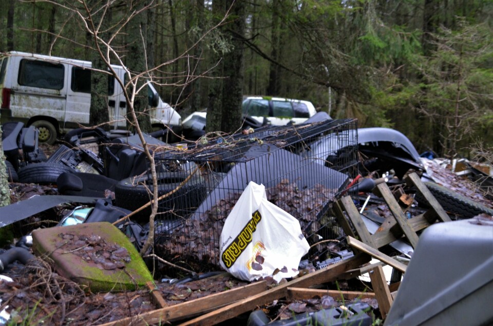 På eiendommen, som ikke har noe avgrensning mot skogen, flyter det av søppel. Blant annet mange bildekk, metallbur, glass, en gammel campingvogn og to kondemnable biler. Foto er tatt 1. desember 2022. På eiendommen, som ikke har noe avgrensning mot skogen, flyter det av søppel. Blant annet mange bildekk, metallbur, glass, en gammel campingvogn og to kondemnable biler. Foto er tatt 1. desember 2022.