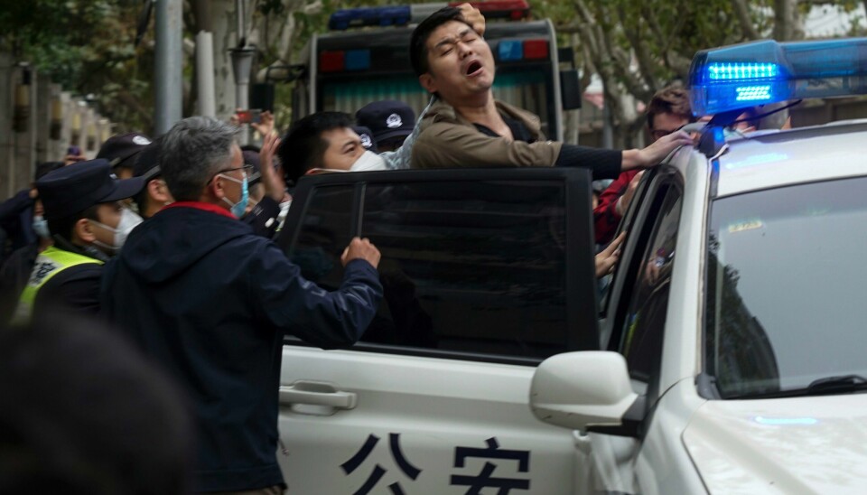 En demonstrant blir arrestert av politiet i Bejing tidligere denne uka. Kinesisk politi har slått knallhardt ned på demonstrasjonene mot Kinas knallstrenge koronaregime. En demonstrant blir arrestert av politiet i Bejing tidligere denne uka. Kinesisk politi har slått knallhardt ned på demonstrasjonene mot Kinas knallstrenge koronaregime.