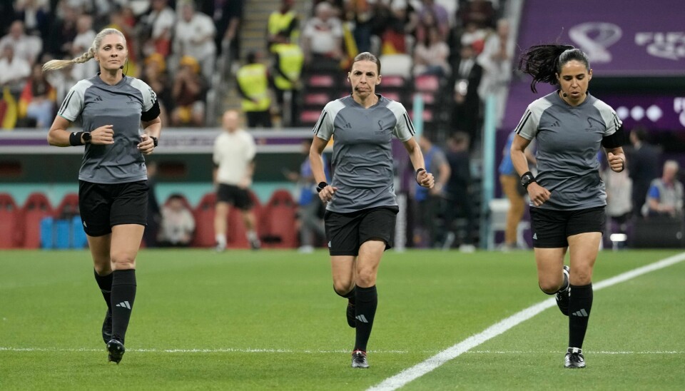 Historisk trio: Stephanie Frappart (i midten) leder kveldens VM-kamp mellom Tyskland og Costa Rica. Med seg på linjene har hun Neuza Back (t.v.) og Karen Diaz. Tidenes første kvinnelige dommertrio i et VM for menn. Neuza Back (venstre) og Karen Diaz (høyre) før avspark i VM-kampen torsdag. I midten hoveddommer Stéphanie Frappart. Foto: Moises Castillo, AP / NTB