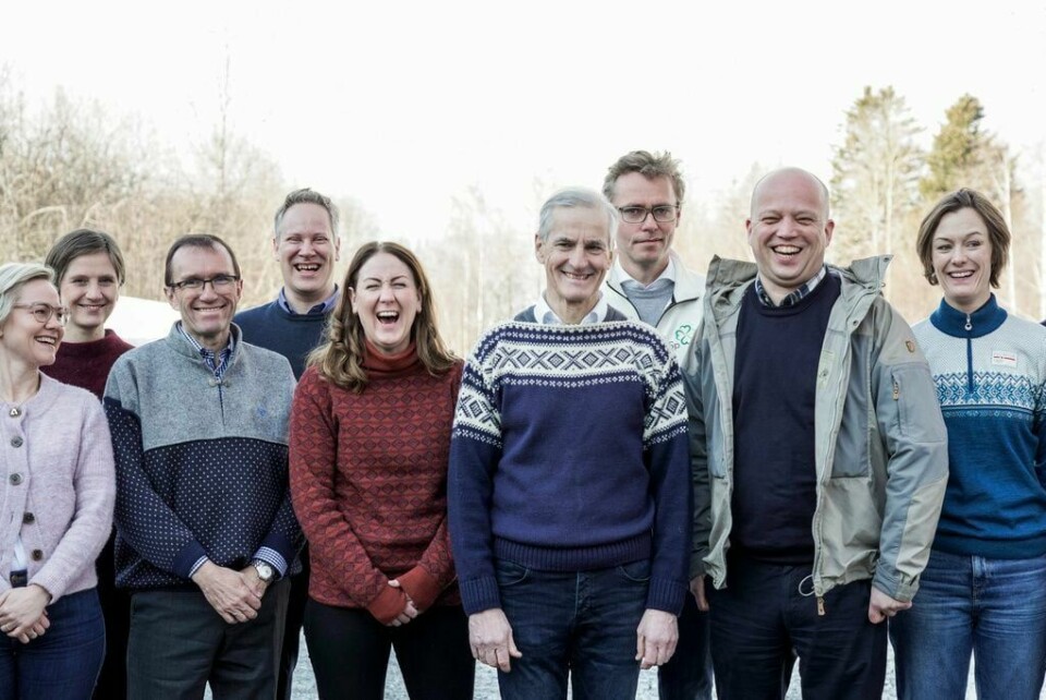 Jonas Gahr Støre og Tonje Brenna (i rød genser) i et for anledningen muntert øyeblikk på budsjettkonferansen i vår. Tonje Brenna