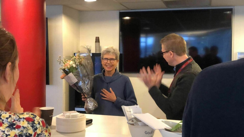 Ingen fotograf har tatt flere bilder i Dagsavisens historie enn Mimsy Møller. Onsdag gikk hun av med pensjon, og ble hedret av sjefredaktør Eirik Hoff Lysholm og resten av redaksjonen. Kvinne med blomster
