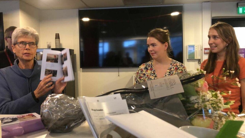 Mimsy Møller ble overrasket med ei bok med hilsninger fra kollegene i Dagsavisen og en film med hilsen fra statsminister Jonas Gahr Støre og flere politikere, kilder og kolleger. Alt satt sammen av og overrakt til Mimsy av journalistene Selma Moren (i midten) og Thale Heidel Engelsen (t.h.). Kvinne med bok
