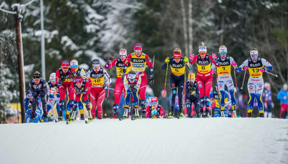 Et bredt felt med løpere fra mange nasjoner i front på Lillehammer søndag. Her ligger Heidi Weng og Ebba Andersson først. Vinneren Frida Karlsson er nummer to fra høyre. Et bredt felt med løpere fra mange nasjoner i front på Lillehammer søndag. Det ble svensk og norsk på seierspallen.
