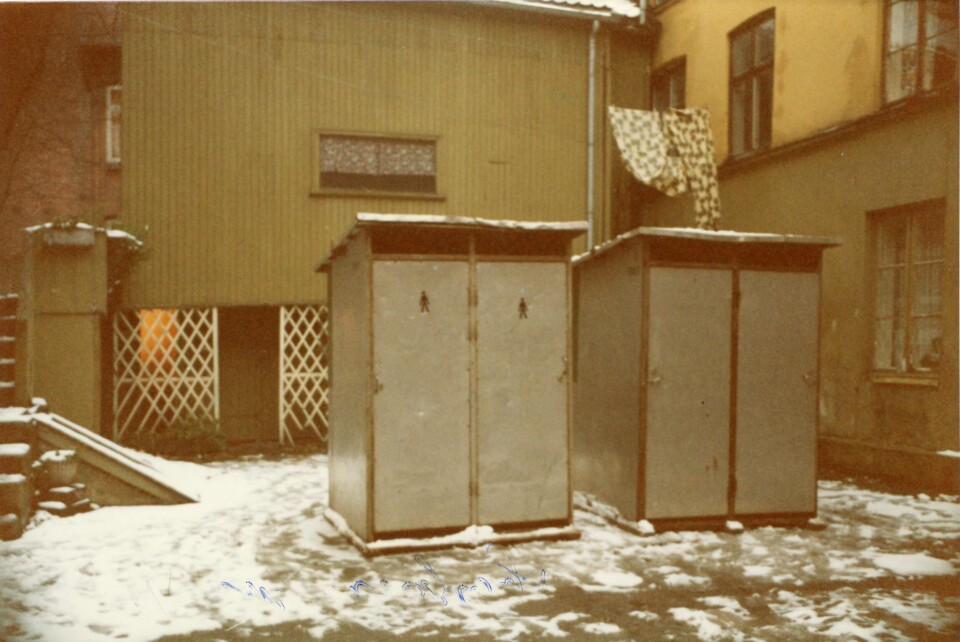 Nye utedoer i bakgården i Christian Kroghs gate 41. Andre gårder hadde dobrakker som var bygd på 1800-tallet. Fire utedoer i gårdsrom med litt snø på bakken.