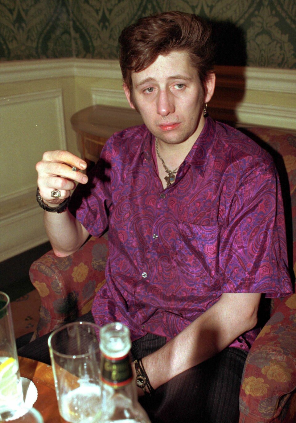 Shane MacGowans alkoholproblemer førte til at han ble sparket fra sitt band The Pogues. Edru var han heller ikke da NTB traff ham i Dublin i 1994 for en samtale om hans første soloalbum «The Snake». Shane MacGowans alkoholproblemer førte til at han ble sparket fra sitt band The Pogues. Edru var han heller ikke da NTB traff ham i Dublin i 1994 for en samtale om hans første soloalbum «The Snake». Arkivfoto: NTB