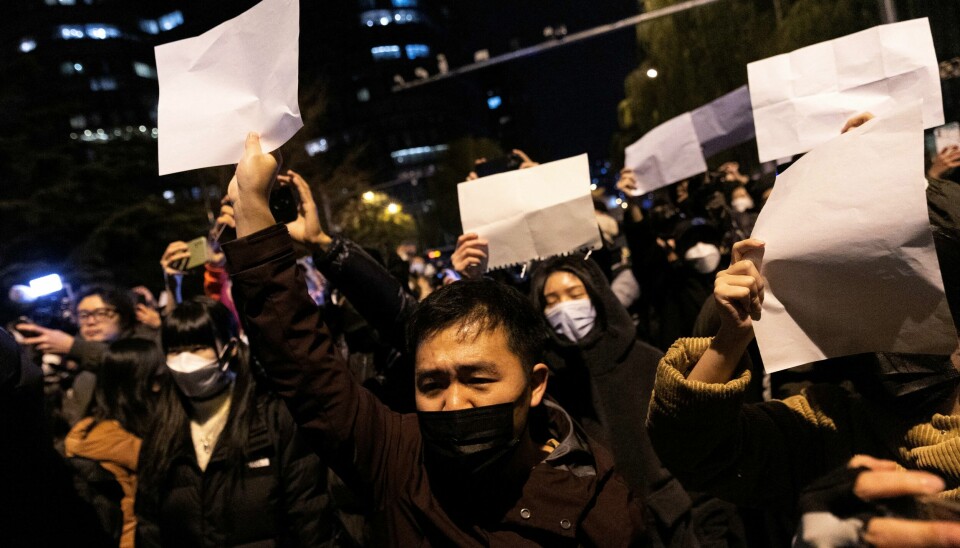 I Beijing, Shanghai og flere andre byer samlet flere tusen kinesere seg med hvert sitt blanke ark. .