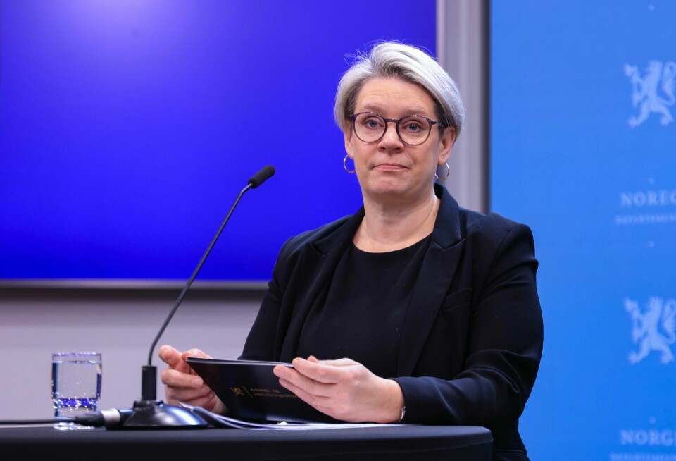 Mange har bedt om at Nav må gjeninnføre reglene for sosialhjelp som gjaldt under koronapandemien. – Ikke egnet til dagens situasjon, svarer arbeidsminister Marte Mjøs Persen. Arbeids- og inkluderingsminister Marte Mjøs Persen oppfordrar kommunane til å busetje fleire flyktningar neste år.Foto: Alf Simensen / NTB / NPK