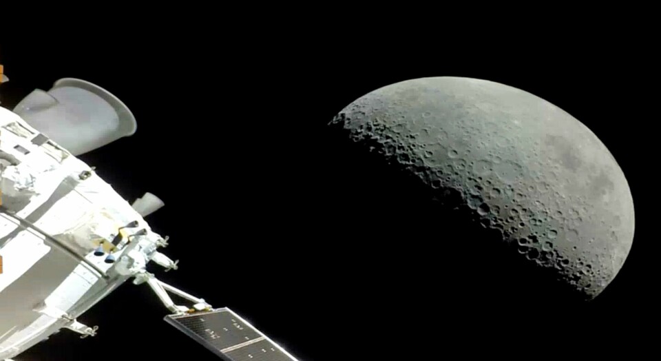 Etter en tur rundt månen har Orion brukt mpnens tyngdekraft til å endre kurs og starte på ferden tilbake til jorden. Etter en tur rundt månen har Orion brukt mpnens tyngdekraft til å endre kurs og starte på ferden tilbake til jorden. Foto: Nasa / AP / NTB