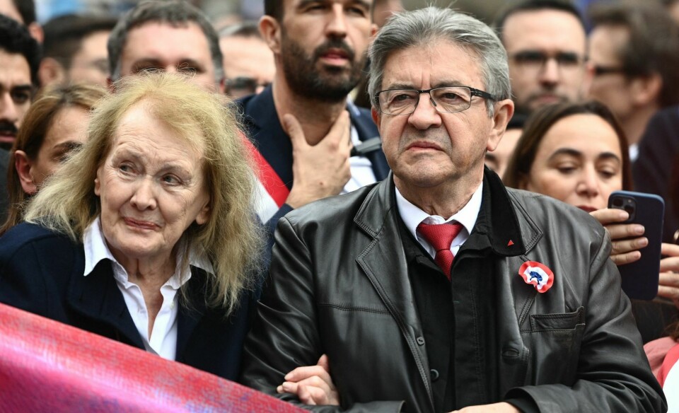 Nobels litteraturprisvinner Annie Ernaux sammen med den franske opposisjonspolitikeren Jean Luc Melenchon under demonstrasjoner mot den franske regjeringen, 16. oktober i år 2022 Nobel Literature Prize laureate French novelist Annie Ernaux (L) and Founder of La France Insoumise (LFI) and member of left-wing coalition NUPES (New People's Ecologic and Social Union) Jean-Luc Melenchon attend a rally against soaring living costs and climate inaction called by French left-wing coalition NUPES (New People's Ecologic and Social Union) in Paris on October 16, 2022. (Photo by Christophe ARCHAMBAULT / AFP)