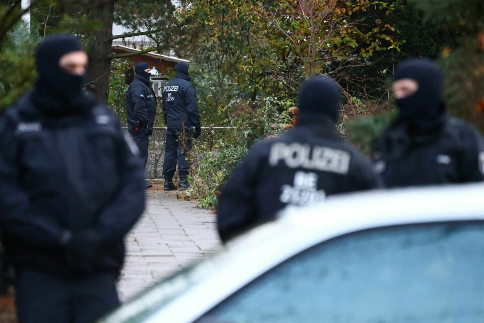 Tysk politi gikk onsdag morgen til aksjon mot over 130 boliger over hele Tyskland og pågrep 25 personer, mistenkt for å ha deltatt i et høyreekstremt terrornettverk Police secures the area after 25 suspected members and supporters of a far-right group were detained during raids across Germany, in Berlin, Germany December 7, 2022. REUTERS/Christian Mang