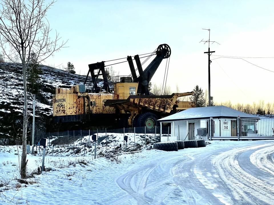 Bak vaktbua står det plassert litt gruvehistorie i størrelse Large. Bak vaktbua står det plassert litt gruvehistorie i størrelse Large.