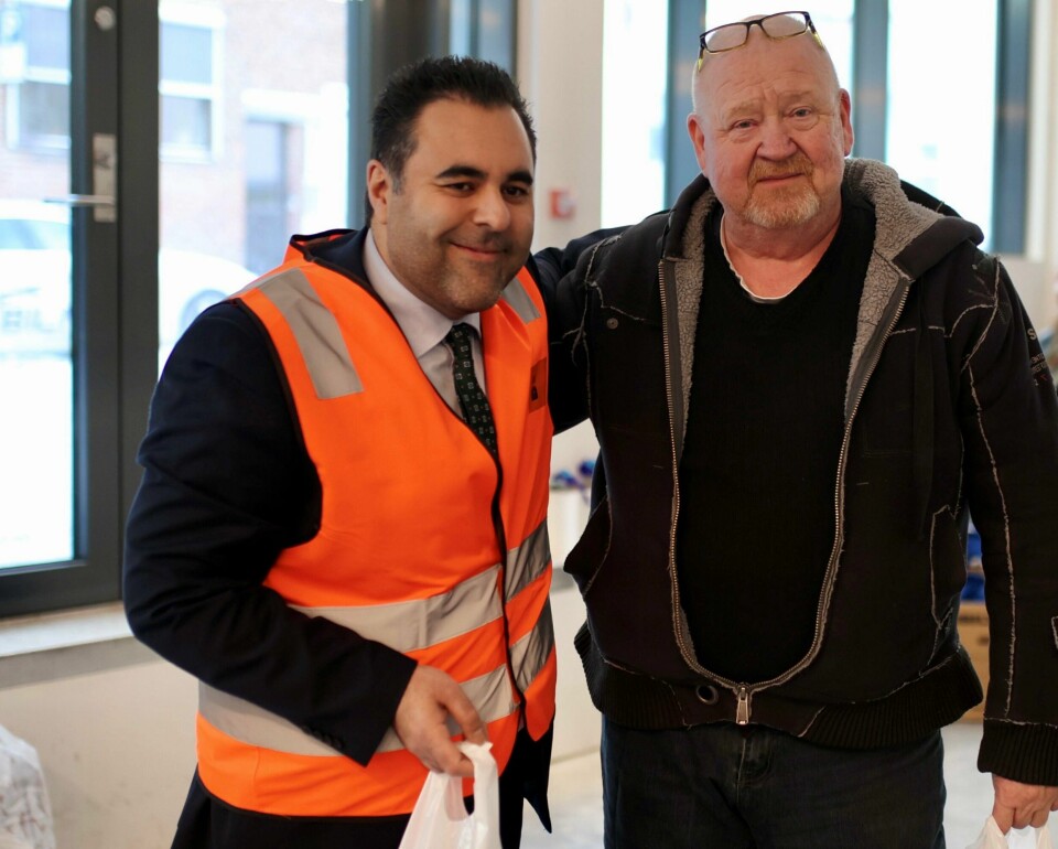 Her er stortingspresidenten, Masud Gharahkhani med Bjørn Løvlund under utdelingen av gaver fra Kirkens bymisjon. Her er stortingspresidenten, Masud Gharahkhani med Bjørn Løvlund under utdelingen av gaver fra Kirkens bymisjon.