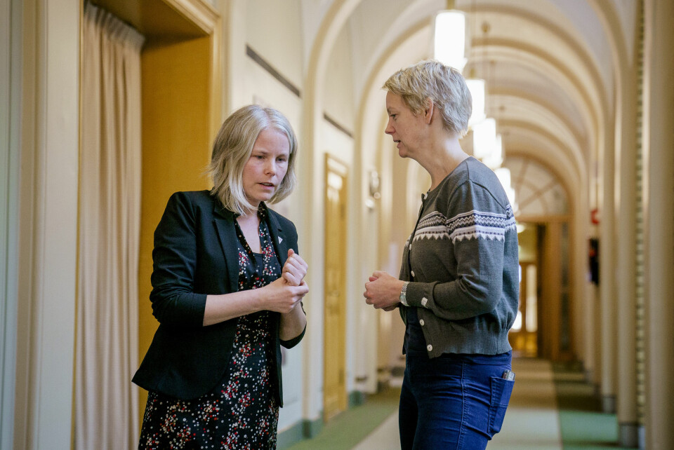 Lederkandidat Kirsti Bergstø sammen med utenrikspolitisk talsperson Ingrid Fiskaa, som ønsker henne som leder. Kirsti Bergstø (t.v.) får støtte frå Ingrid Fiskaa (t.h.) i leiarkampen i SV.Foto: Stian Lysberg Solum / NTB / NPK