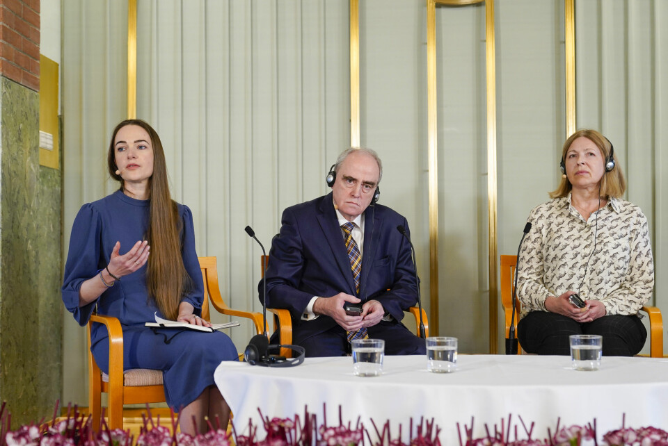 F.v.: Oleksandra Matvijtsjuk, som representerer den ukrainske organisasjonen Center for Civil Liberties (CCL), Jan Ratsjinskij, som representerer den russiske organisasjonen Memorial, og Natallia Pintsjuk, som representerer sin ektemann aktivisten Ales Bjaljatski fra Belarus, møter pressen på Nobelinstituttet i Oslo fredag.Bjaljatski, Memorial og CCL mottar Nobels fredspris for 2022 for sitt arbeid for menneskerettigheter i Belarus, Russland og Ukraina. Memorial-leder Jan Ratsjinskij (i midten), sammen med Oleksandra Matvijtsjuk (til venstre), som leder ukrainske Senter for borgerrettigheter og Natallia Pintsjuk, kona til den fengslede nobelprismottakeren Ales Bjaljatski fra Belarus. Foto: Håkon Mosvold Larsen / NTB