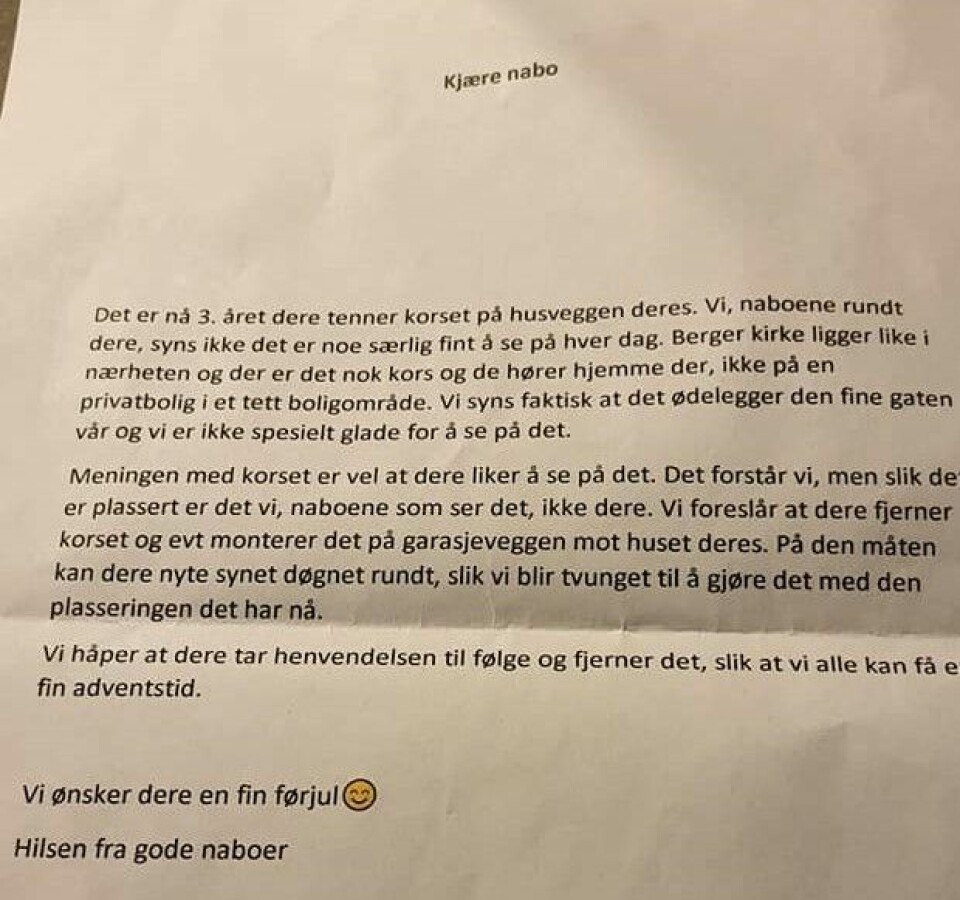 Naboer foreslår at korset blir tatt ned og montert et sted der eierne kan nyte korset sitt selv. Naboer foreslår at korset blir tatt ned og montert et sted der eierne kan nyte korset sitt selv.