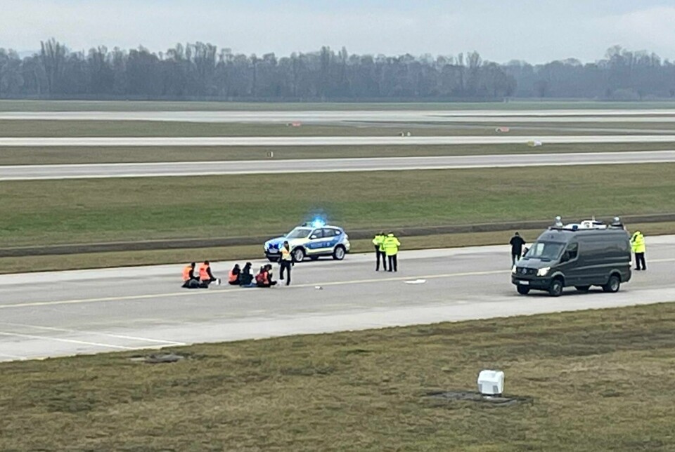 Klimaaktivister limte seg til rullebanen på flyplassen i München. Activists of 'Letzte Generation' (Last Generation) glued themselves to the tarmac of the airport to protest for a speed limit on highways as well as for affordable public transport, in Munich, Germany, December 8, 2022. REUTERS/Anja Guder