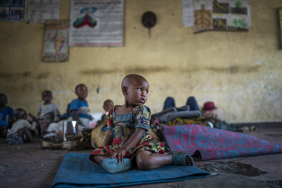 Emma (3) er blant flyktningene som nå er innkvartert i en skole nord for millionbyen Goma. Emma (3) er blant flyktningene som nå er innkvartert i en skole nord for millionbyen Goma. Foto: Jerome Delay / AP / NTB