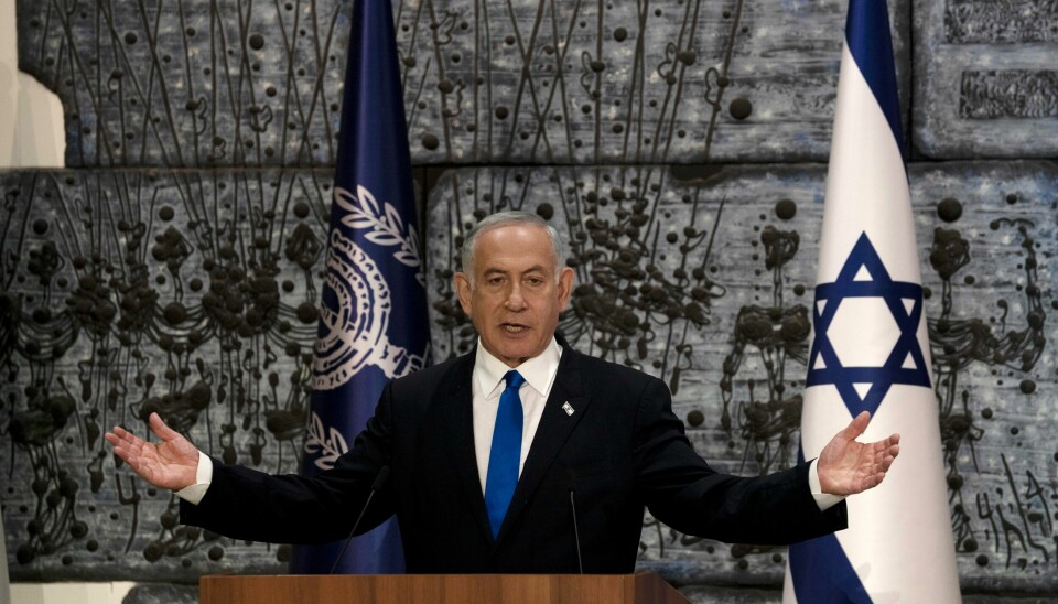Israels påtroppende statsminister Benjamin Netanyahu strever med å få på plass en ny koalisjonsregjering. Nå har han bedt presidenten om å få enda mer tid på seg. Israels påtroppende statsminister Benjamin Netanyahu strever med å få på plass en ny koalisjonsregjering. Nå har han bedt presidenten om å få enda mer tid på seg. Foto: Maya Alleruzzo / AP / NTB