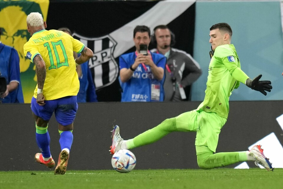 Dominik Livakovic måtte til pers flere ganger i kvartfinalen mot Brasil. Her redder han ett av Neymars skuddforsøk. Dominik Livakovic måtte til pers flere ganger i kvartfinalen mot Brasil. Her redder han ett av Neymars skuddforsøk. Foto: Andre Penner / AP / NTB