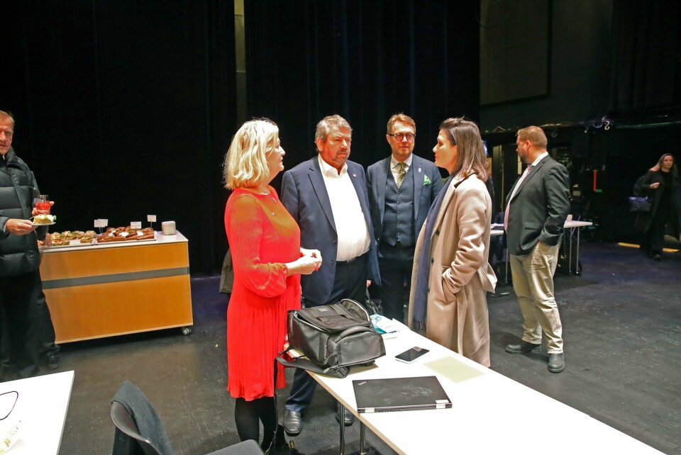 Sissel Knutsen Hegdal (H), Tor Bernhard Harestad (Frp) og John Peter Hernes (H) fikk tid til en fredelig prat med ordfører Kari Nessa Nordtun (Ap) før budsjettdebatten mandag. Sissel Knutsen Hegdal Tor Bernhard Harestad John Peter Hernes Kari Nessa Nordtun