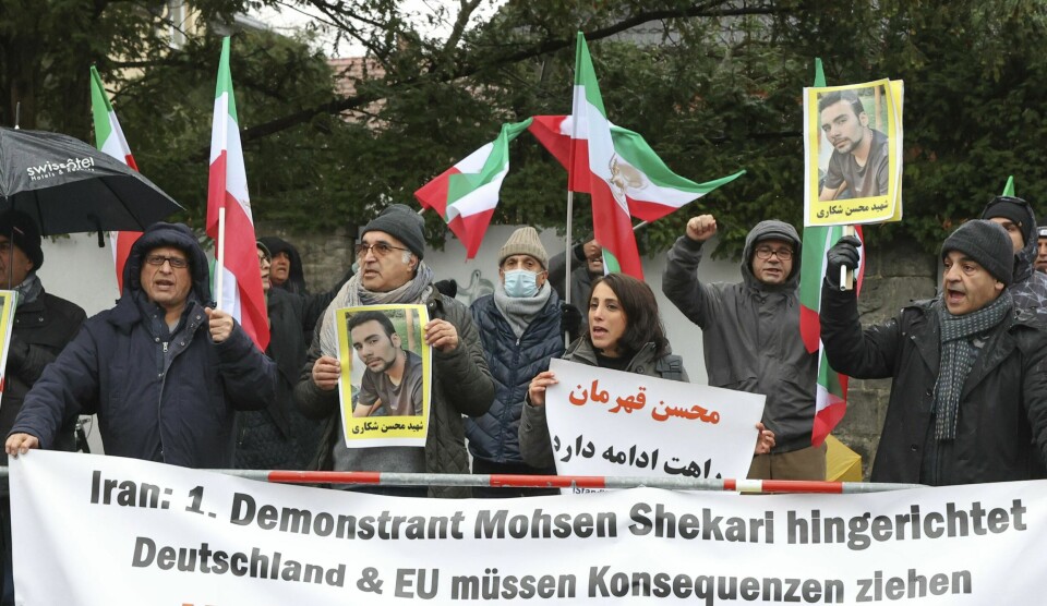 Protester i Tyskland etter henrettelsen av den 32-årige demonstranten Mohsen Shekari i Iran torsdag People protest in front of the Iranian embassy in Berlin, Germany, Thursday, Dec. 8, 2022 against the execution of Iranian Mohsen Shekari. Iran said Thursday it executed a prisoner convicted for a crime allegedly committed during the country's ongoing nationwide protests, the first such death penalty carried out by Tehran. Slogan reads: 'Iran: 1st protester Mohsen Shekari executed, Germany and the EU have to take consequences'. (Joerg Carstensen/dpa via AP)
