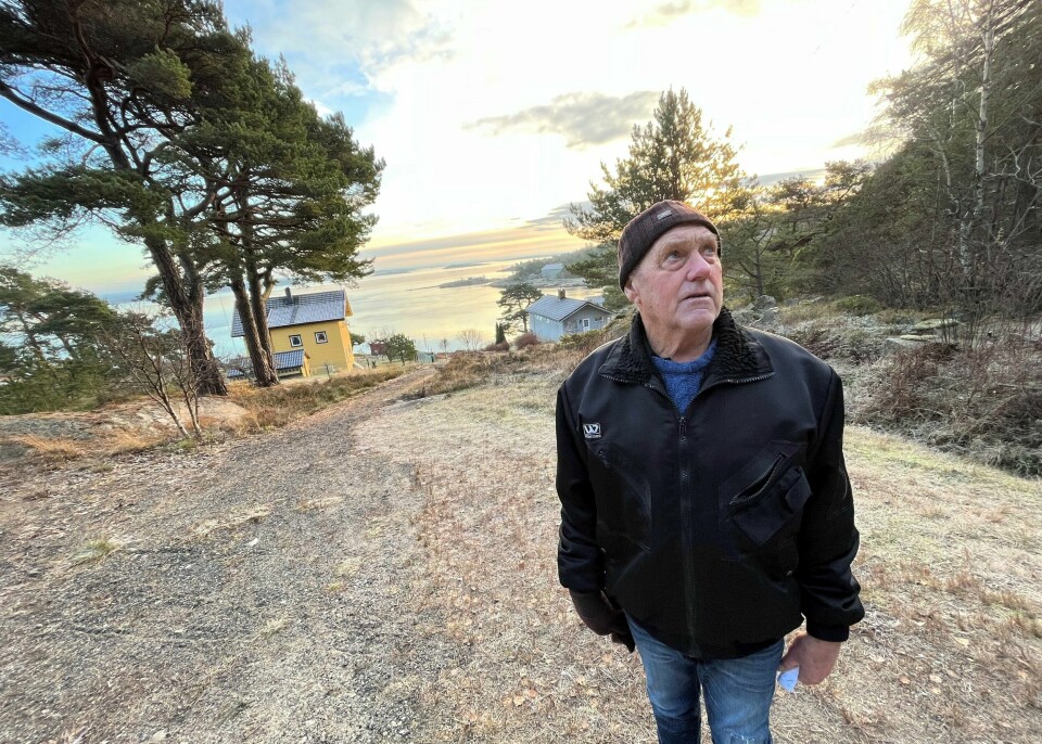 Odd Isnes og kona har ingen planer om å flytte fra barndomshjemmet hans i Tømmerhella på Kråkerøy, men synes ikke kommunen legger til rette for alderdom hjemme når de vil slutte å betale for den ene gatelykta ekteparet har i den private veien. Odd Isnes og kona har ingen planer om å flytte fra barndomshjemmet hans i Tømmerhella på Kråkerøy, men synes ikke kommunen legger til rette for alderdom hjemme når de vil slutte å betale for den ene gatelykta ekteparet har i den private veien.