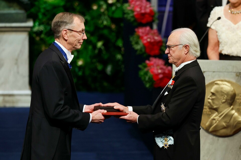 Svante Pääbo fra Sverige mottok nobelprisen i medisin fra kong Carl Gustaf Svante Pääbo fra Sverige mottok nobelprisen i medisin fra kong Carl Gustaf. Foto: Christine Olsson / AP / NTB