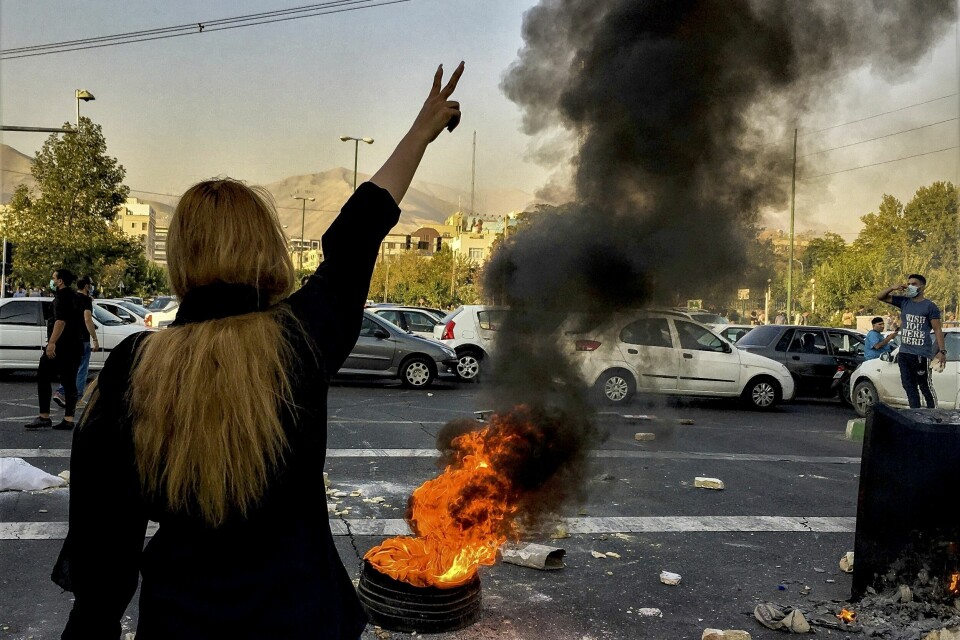 Bilde fra demonstrasjoner i Iran tidligere i høst, gjort tilgjengelig gjennom nyhetsbyrået AP FILE - In this photo taken by an individual not employed by the Associated Press and obtained by the AP outside Iran, Iranians protests the death of 22-year-old Mahsa Amini after she was detained by the morality police, in Tehran, Oct. 1, 2022. In a report published by The Iranian student news agency, Nezamoddin Mousavi, an Iranian lawmaker said Sunday, Dec. 4, 2022, that Iran’s government was ‘‘paying attention to the people’s real demands,’’ a day after another key official announced that the country’s religious police force had been closed following months of deadly anti-government protests. (AP Photo/Middle East Images, File)