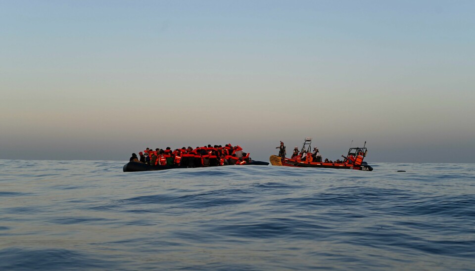 Et redningsteam fra Leger Uten Grenser nærmer seg en båt med 74 migranter og flykninger som skal tas om bord i redningsskipet Geo Barents. En redningsbåt tilhørende Leger Uten Grenser kommer en gummibåt full av migranter til unnsetning i Middelhavet. Foto: Candida Lobes / MSF Via AP / NTB