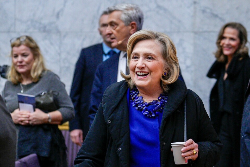 USAs tidligere utenriksminister Hillary Clinton ankommer Oslo Fredspris-forum i Universitetets aula i Oslo søndag. USAs tidligere utenriksminister Hillary Clinton ankommer Oslo Fredspris-forum i Universitetets aula i Oslo søndag. Foto: Javad Parsa / NTB