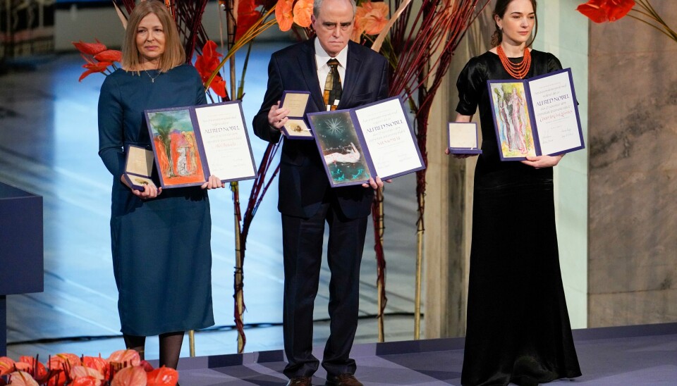 F.v.: Natallia Pintsjuk, som representerer sin ektemann, aktivisten Ales Bjaljatski fra Belarus, Jan Ratsjinskij, som representerer den russiske organisasjonen Memorial, og Oleksandra Matvijtsjuk, som representerer den ukrainske organisasjonen Center for Civil Liberties (CCL) mottar Nobels fredspris for 2022 i Oslo rådhus lørdag.Bjaljatski, Memorial og CCL mottar prisen for sitt arbeid for menneskerettigheter i Belarus, Russland og Ukraina.Foto: Rodrigo Freitas / NTB F.v.: Natallia Pintsjuk, som representerer sin ektemann, aktivisten Ales Bjaljatski fra Belarus, Jan Ratsjinskij, som representerer den russiske organisasjonen Memorial, og Oleksandra Matvijtsjuk, som representerer den ukrainske organisasjonen Center for Civil Liberties (CCL) mottar Nobels fredspris for 2022 i Oslo rådhus lørdag.Bjaljatski, Memorial og CCL mottar prisen for sitt arbeid for menneskerettigheter i Belarus, Russland og Ukraina.Foto: Rodrigo Freitas / NTB