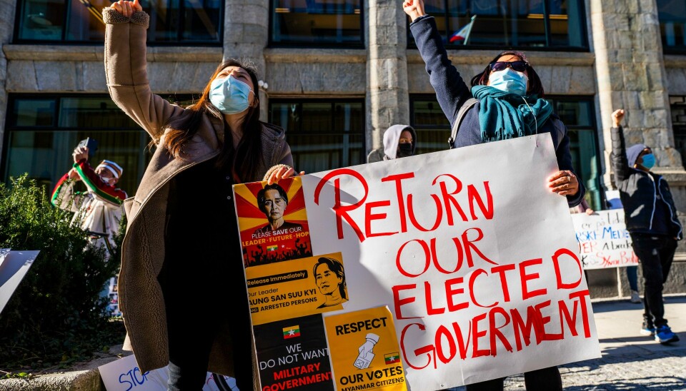En gruppe demonstranter protesterer utenfor Myanmars ambassade i Oslo sentrum få dager etter kuppet i februar i fjor. Myanmars tidligere leder Aung San Suu Kyi har nå sittet fengslet i nesten to år og er dømt til flere års fengsel av juntaen. Arkivfoto: Håkon Mosvold Larsen / NTB En gruppe demonstranter protesterer utenfor Myanmars ambassade i Oslo sentrum få dager etter kuppet i februar i fjor. Myanmars tidligere leder Aung San Suu Kyi har nå sittet fengslet i nesten to år og er dømt til flere års fengsel av juntaen. Arkivfoto: Håkon Mosvold Larsen / NTB