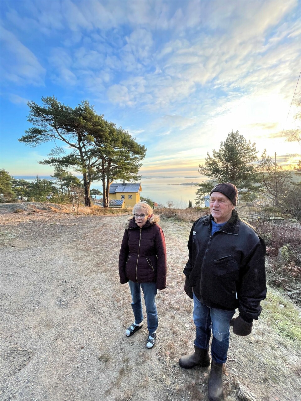 Alma (83) og Odd Isnes (78) ønsker å leve og bo i det gule barndomshjemmet hans i Tømmerhella så lenge det er mulig. Derfor er veiens eneste gatelykt her på snuplassen viktig for dem. Alma (83) og Odd Isnes (78) ønsker å leve og bo i det gule barndomshjemmet hans i Tømmerhella så lenge det er mulig. Derfor er veiens eneste gatelykt her på snuplassen viktig for dem.