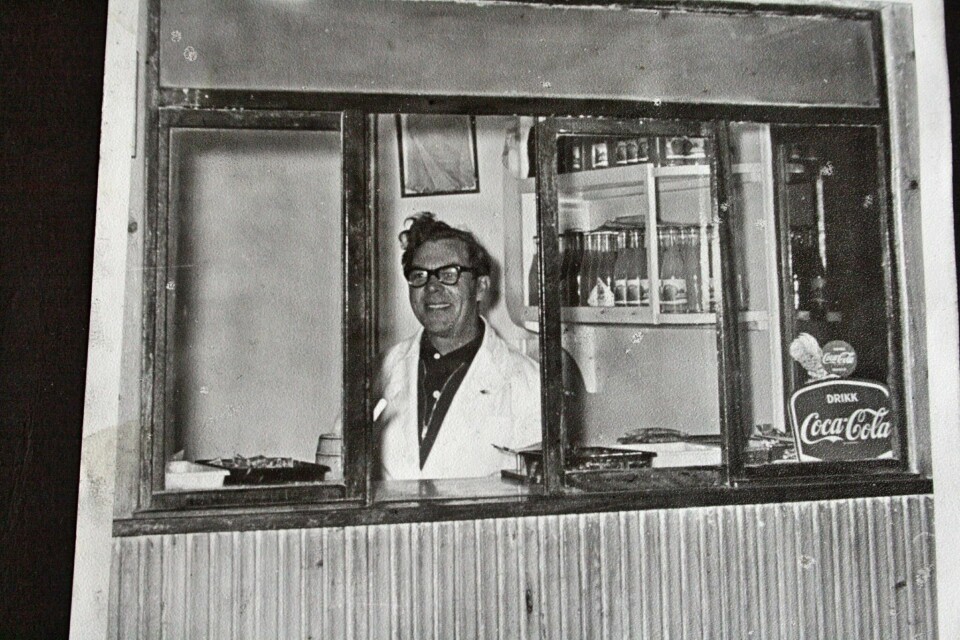 Erling Larsen drev pølsebod i Konnerudgata i Drammen fra 1939. Erling Larsen drev pølsebod i Konnerudgata i Drammen fra 1939.