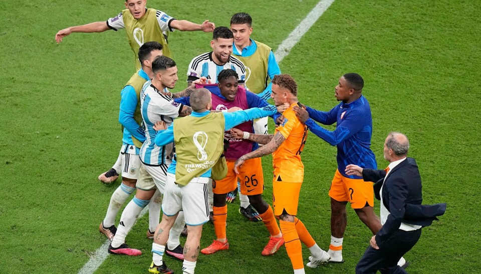 Leandro Paredes og Nederlands Noa Lang i krangel, og flere spillere fra begge lag ville være med. Leandro Paredes og Nederlands Noa Lang i krangel, og flere spillere fra begge lag ville være med. Foto: Ariel Schalit / AP / NTB