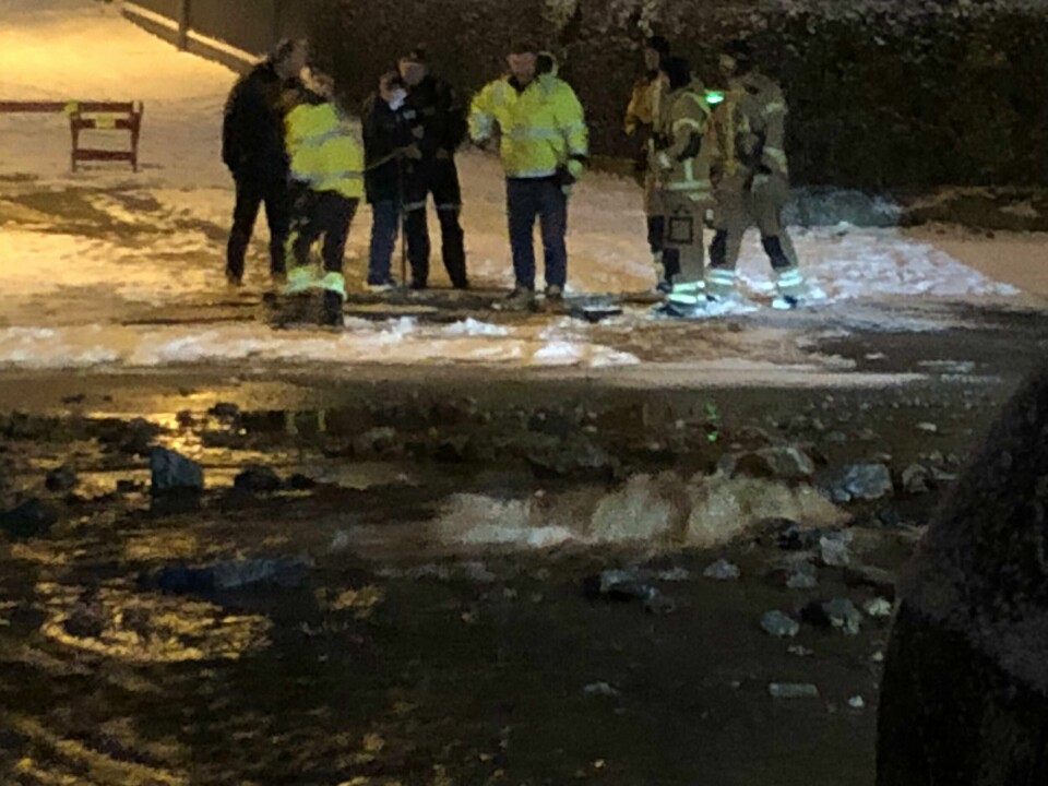 Personell fra kommunen, politi og brannvesen prøver å få kontroll på bruddet i vannledningen på Storhaug søndag morgen. Storhaug