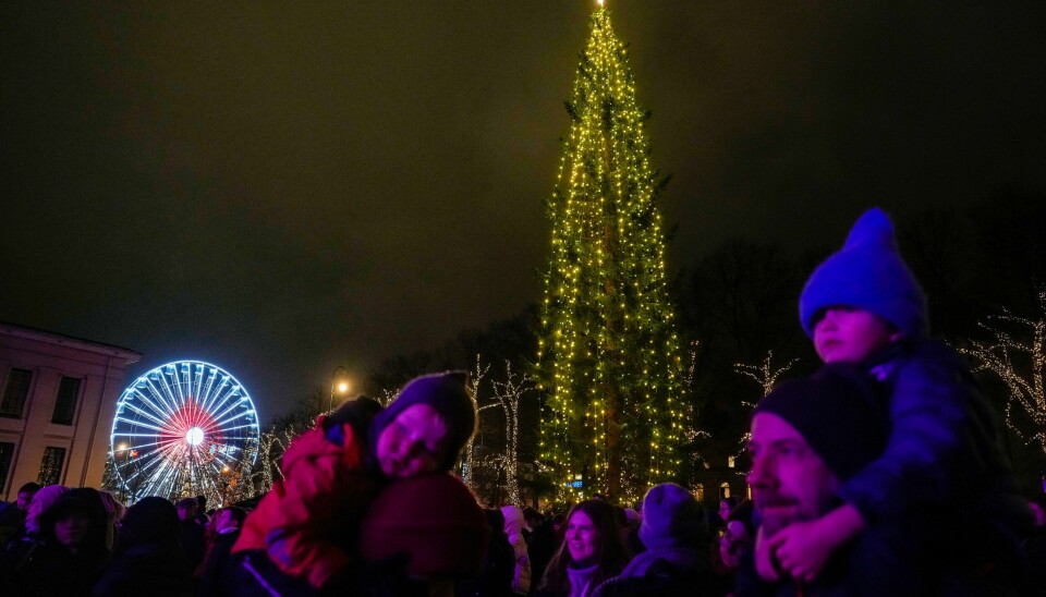 Tradisjonen tro ble julegrana på Universitetsplassen tent første søndag i advent. Nå er det sjanse for hvit jul i Oslo, men ingen lovnader fra meteorologisk institutt. Tradisjonen tro ble julegrana på Universitetsplassen i Oslo tent på første søndag i advent.Foto: Javad Parsa / NTB