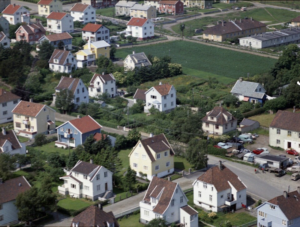 Slik så det ut ved Køhlers vei (tidligere Industriveien) i 1961. Vi ser også Ågesenveien, Ågesentunet, Kjeksfabrikken, Myrvangveien, Haugåsveien og Tonåsveien.I bakgrunnen Hillevåg terrasse med tyskerbrakkene (boliger), Torgveien, Utstillingen og Jarlabanen. Hillevåg