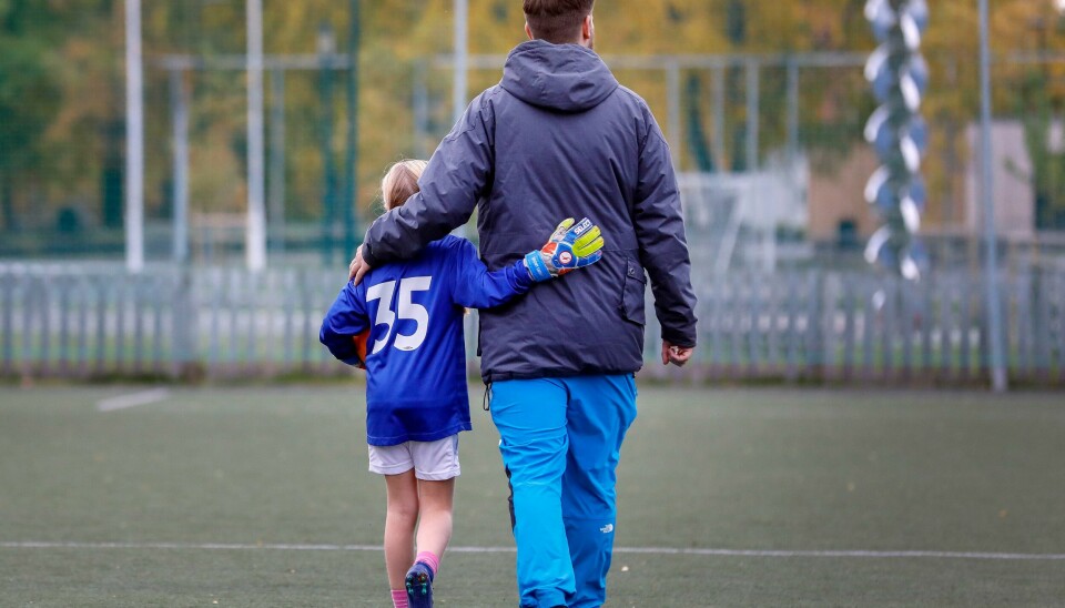 Det har blitt vanskeligere å få med seg de voksne, på dugnad, til å stå i kiosken, til å være trenere og lagledere, skriver vår kommentator.