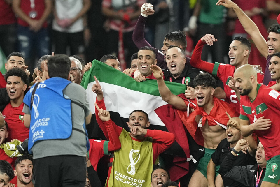 Marokkos spillere poserte med et palestinsk flagg etter Spania-seieren. Marokkos spillere poserte med et palestinsk flagg etter Spania-seieren.