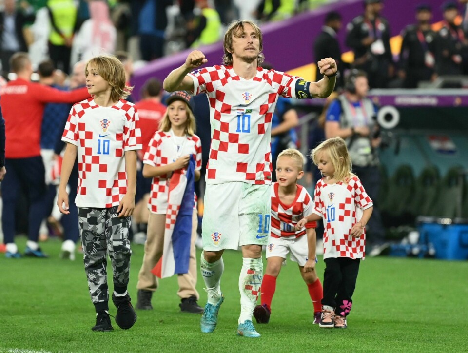 Luka Modric tok med seg hele juniorlaget ut på banen etter at semifinaleplassen var sikret. Luka Modric tok med seg hele juniorlaget ut på banen etter at semifinaleplassen var sikret.
