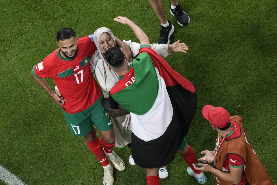 Marokko-spillerne hadde også med seg palestinske flagg på banen da de feiret kvartfinaleseieren over Portugal tidligere i desember. Marokko-spillerne hadde også med seg palestinske flagg på banen da de feiret kvartfinaleseieren over Portugal tidligere i desember.