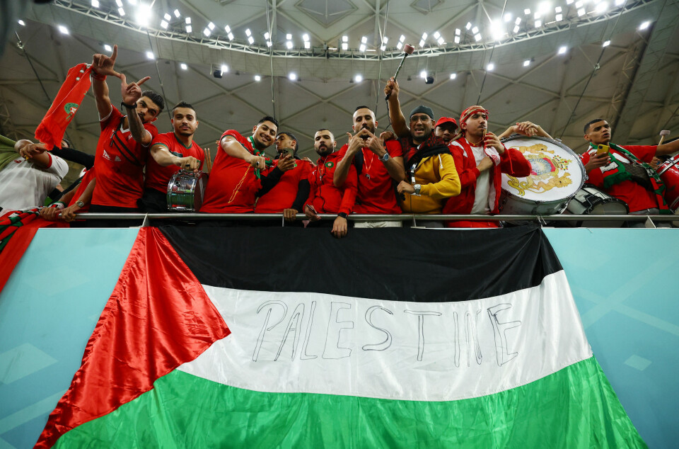 Marokko-fans også med Palestina-flagg inne på stadion før kvartfinalen mellom Marokko og Portugal. Marokko-fans også med Palestina-flagg inne på stadion før kvartfinalen mellom Marokko og Portugal.