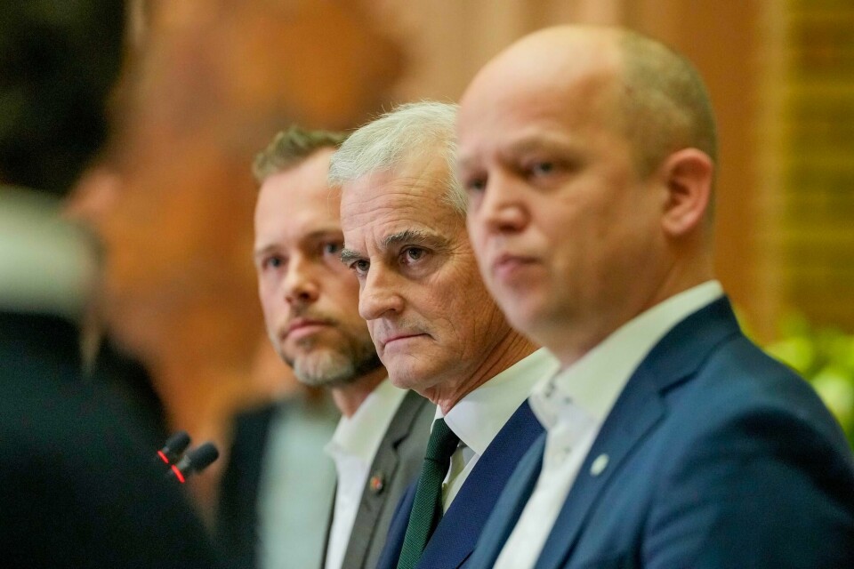 Statsminister Jonas Gahr Støre (Ap), finansminister Trygve Slagsvold Vedum (Sp) og SV-leder Audun Lysbakken gir 100 millioner mer til mottakere av sosialhjelp. Det er for lite, for sent, mener Dagsavisen. Statsminister Jonas Gahr Støre (Ap), finansminister Trygve Slagsvold Vedum (Sp) og SV-leder Audun Lysbakken gir 100 millioner mer til mottakere av sosialhjelp. Det er for lite, for sent, mener Dagsavisen.