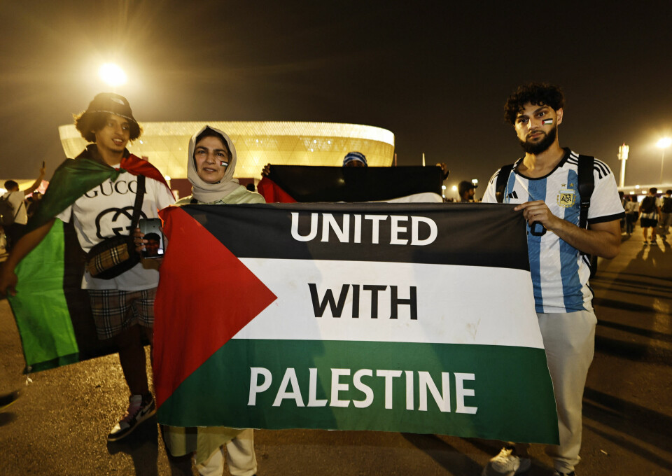 Også før semifinalen mellom Argentina og Kroatia tirsdag stilte fans opp med et palestinsk flagg, dette med påskriften 'United with Palestine'. Også før semifinalen mellom Argentina og Kroatia tirsdag stilte fans opp med et palestinsk flagg, dette med påskriften 'United with Palestine'.