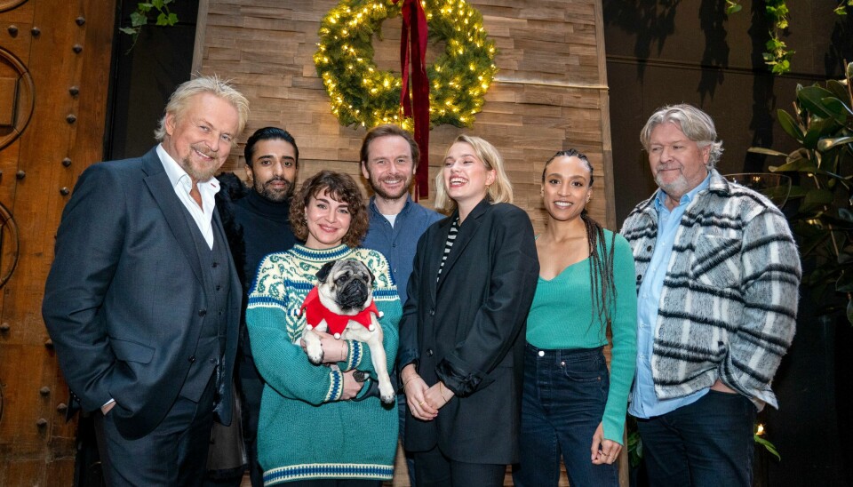 «Julestorm»-regissør Per-Olav Sørensen (f.h.) med deler av sitt sterke skuespillerensemble i Netflix-serien: Evelyn Rasmussen Osazuwa, Thea Sofie Loch Næss, Jan Gunnar Røise, Ida Elise Broch med hunden Tony, Ravdeep Singh Bawja og Dennis Storhøi. Foto: Gorm Kallestad / NTB «Julestorm»-regissør Per-Olav Sørensen (f.h.) med deler av sitt sterke skuespillerensemble i Netflix-serien: Evelyn Rasmussen Osazuwa, Thea Sofie Loch Næss, Jan Gunnar Røise, Ida Elise Broch med hunden Tony, Ravdeep Singh Bawja og Dennis Storhøi. Foto: Gorm Kallestad / NTB